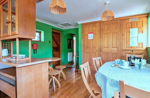 Llanidloes House | Stunning villa for 6 guests with WIFI, terrace and parking