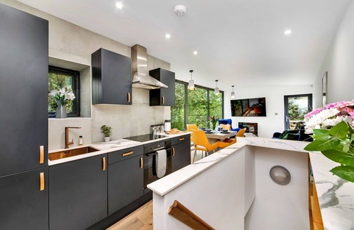 Cragg Vale House | Stunning villa for 6 people with WIFI, TV, balcony, pets allowed and parking