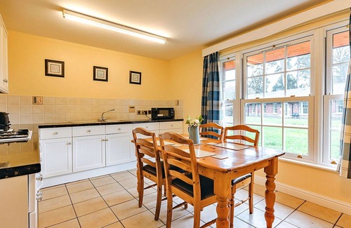Eaton Mascott House | Stunning villa for 4 guests with WIFI, TV, pets allowed and parking