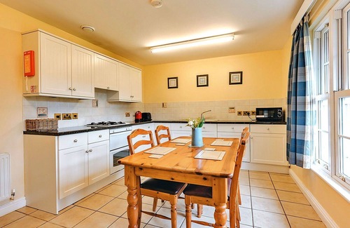 Eaton Mascott House | Stunning villa for 4 guests with WIFI, TV, pets allowed and parking