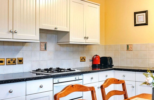 Eaton Mascott House | Stunning villa for 4 guests with WIFI, TV, pets allowed and parking