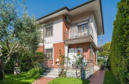 Marina di Pietrasanta House | Stunning villa for 7 people with A/C, WIFI, TV and patio