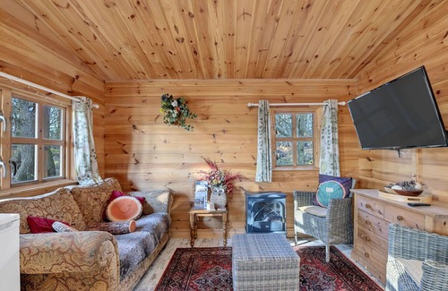 West Stow House | Stunning villa for 4 guests with WIFI, terrace, pets allowed and parking