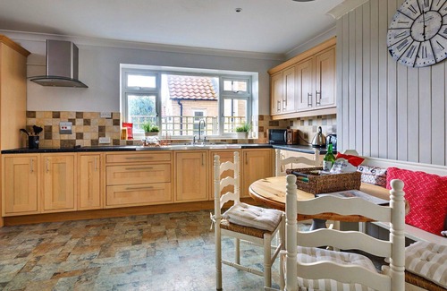 Tilney Fen End House | Stunning villa for 11 guests with WIFI, TV and parking