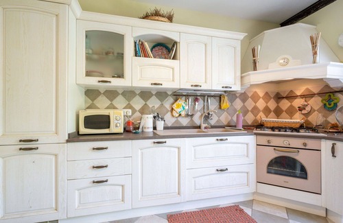 Montaldo Roero House | Stunning villa for 8 guests with TV, balcony, pets allowed and parking