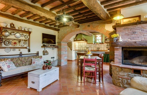 Pontito Villa | Stunning villa with WIFI, private pool, TV, balcony, pets allowed, panoramic view and parking