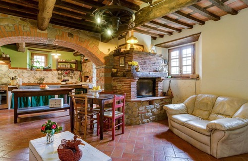 Pontito Villa | Stunning villa with WIFI, private pool, TV, balcony, pets allowed, panoramic view and parking