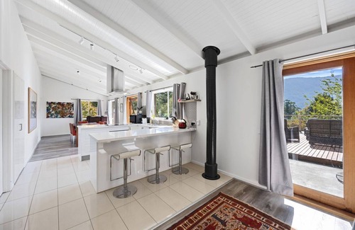 Warburton Apartment | Stunning Warburton Mountain Views & Outdoor Living