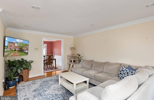 Jefferson Manor House | Stunning, Warm, and Perfectly Located 3-bedroom Alexandria Home