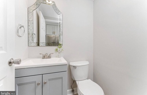 Jefferson Manor House | Stunning, Warm, and Perfectly Located 3-bedroom Alexandria Home