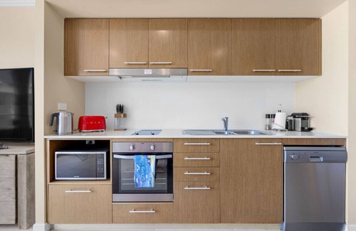 Urangan Apartment | Stunning Water View Apartment - Pool, Gym, Parking