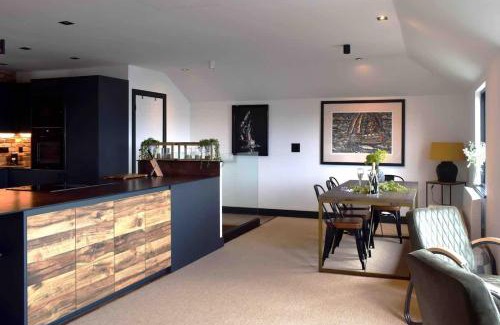 Mylor Churchtown House | Stunning Waterfront Apartment With Spectacular Views & Parking at 'CAPTAINS LOFT'
