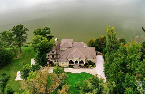 Earlville Villa | Stunning waterfront villa, indoor pool, kids swingset