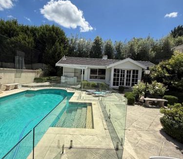 Templestowe House | Stunning White House Luxury Retreat In Templestowe