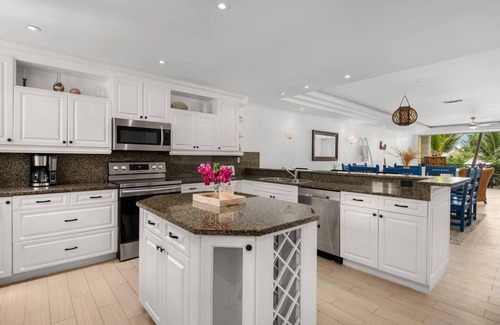 The Bight Apartment | Stunning Yacht Club, Short Walk to Beach W/Pool!