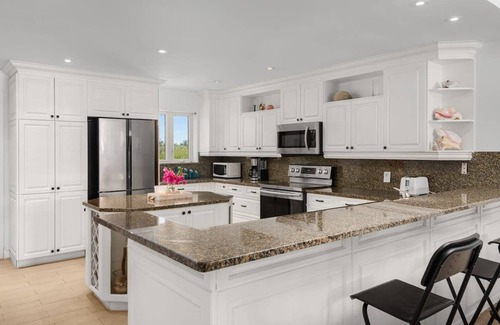 The Bight Apartment | Stunning Yacht Club, Short Walk to Beach W/Pool!