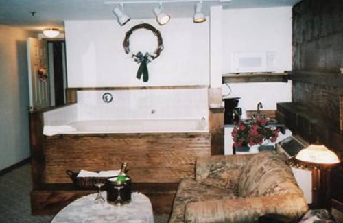 Fiskdale House | Sturbridge Country Inn