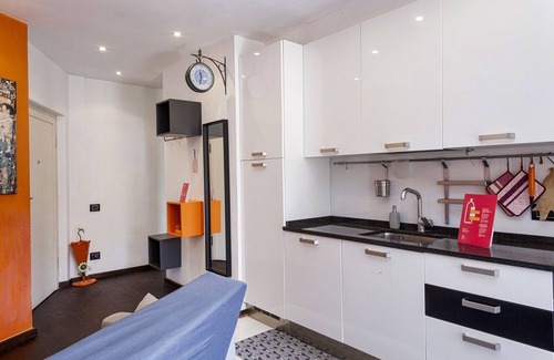 Quarto dei Mille Apartment | Sturla Apartment with Balcony by Wonderful Italy
