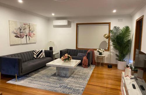 Glenroy House | Style/Comfort/Spacious 4 bedroom house plus study