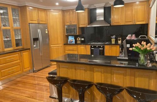Glenroy House | Style/Comfort/Spacious 4 bedroom house plus study