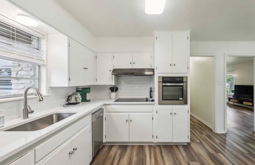 Austin House | Style Meets Comfort 3bd ATX by Barclé