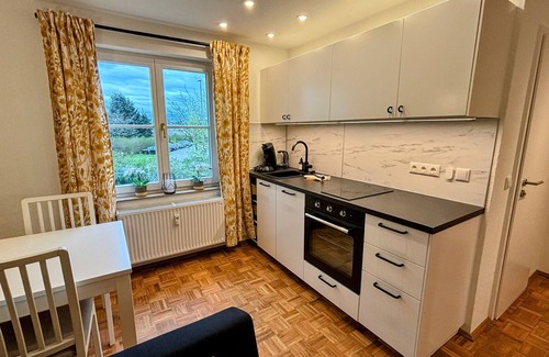 Kaditz Apartment | Stylisches Elbjuwel-apartment mit Vollausstattung, Bad, Küche, TV, Kingsize-bett