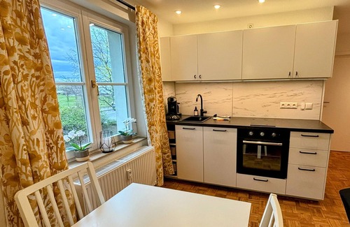 Kaditz Apartment | Stylisches Elbjuwel-apartment mit Vollausstattung, Bad, Küche, TV, Kingsize-bett