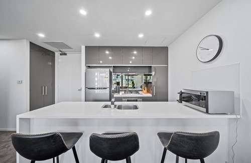 Barton Apartment | Stylish 1-Bed Retreat Steps from Foreshore