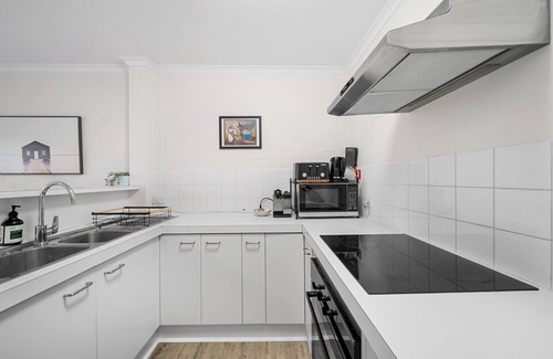 Phillip Apartment | Stylish 1-Bed Stay with Balcony & Study