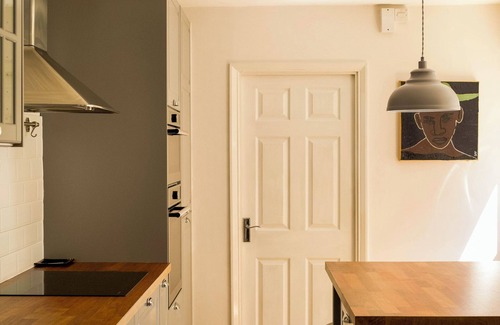 William Morris Apartment | Stylish 1-bed with tranquil private garden in Walthamstow