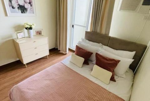 Pasig Apartment | Stylish 1 bedroom condo with pool view and Fast WIFI