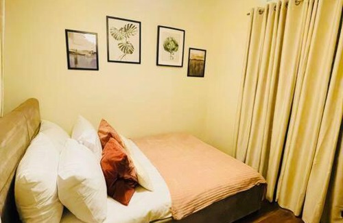 Pasig Apartment | Stylish 1 bedroom condo with pool view and Fast WIFI