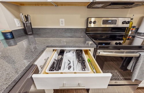 Woodbridge Apartment | Stylish 1 BR Apartment w Movie Theater
