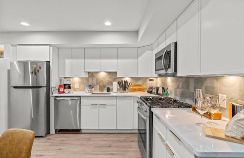 Old City Condo | Stylish 1BR/2BA Near Liberty Bell