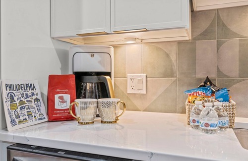 Old City Condo | Stylish 1BR/2BA Near Liberty Bell