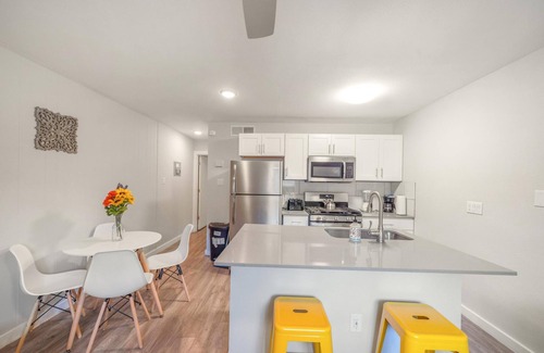 Brentwood Apartment | Stylish 1BR Near UT Brentwood Evonify