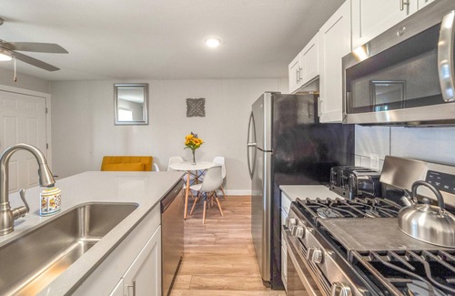 Brentwood Apartment | Stylish 1BR Near UT Brentwood Evonify