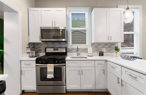 Old Town Apartment | Stylish 2 BDR Coach House Steps From Lake