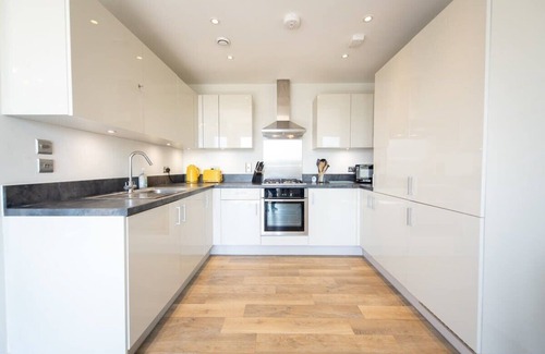 Crawley Apartment | Stylish 2 Bed Apartment in Crawley - Sleeps 5