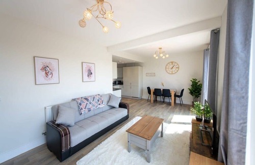 Crawley Apartment | Stylish 2 Bed Apartment in Crawley - Sleeps 5