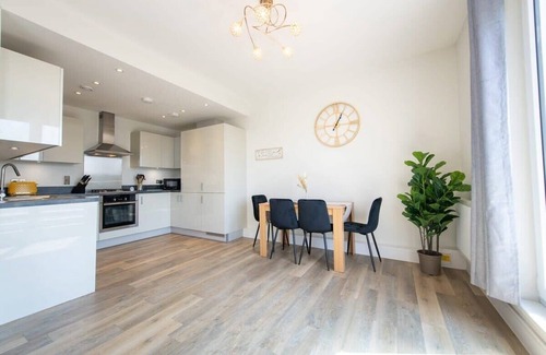 Crawley Apartment | Stylish 2 Bed Apartment in Crawley - Sleeps 5