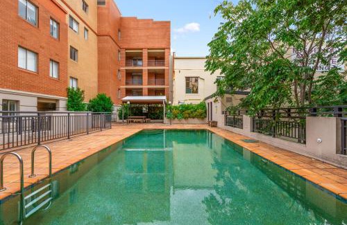 Camperdown Apartment | Stylish 2-Bed Apartment with Pool in Camperdown