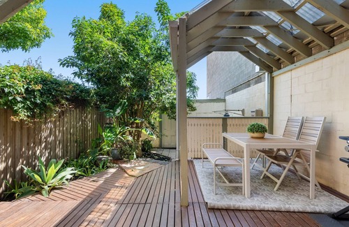Brunswick West House | Stylish 2-Bed Brunswick Retreat with Sunny Deck