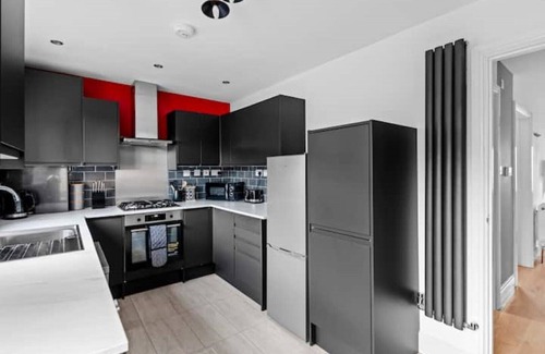 East Ham South House | Stylish 2 Bed Bungalow in East Ham, Close to Excel