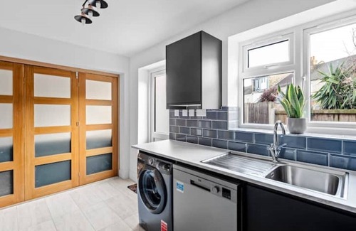 East Ham South House | Stylish 2 Bed Bungalow in East Ham, Close to Excel