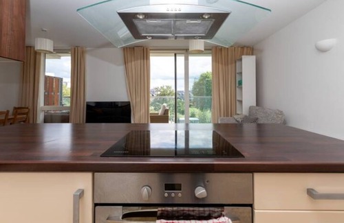Lansbury Apartment | Stylish 2 Bed Duplex by Canal - Bow
