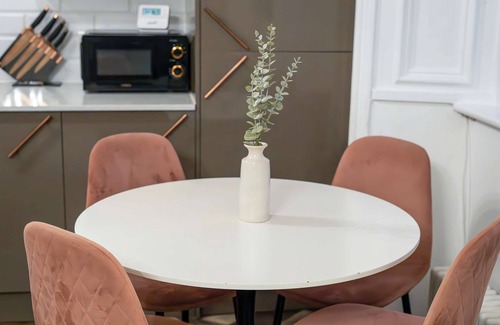 Arniston Apartment | Stylish 2 Bed Flat-free Parking