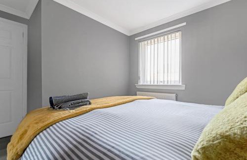 East End Apartment | Stylish 2-Bed House Private Driveway
