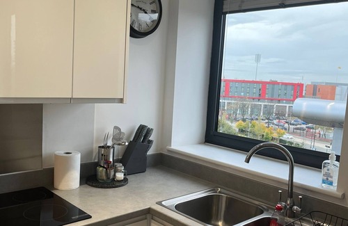 Old Trafford Condo | Stylish 2 Bed in Old Trafford Center