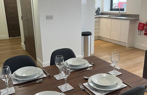 Old Trafford Condo | Stylish 2 Bed in Old Trafford Center